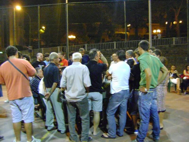 cuoriosi attorno ad un tavolo.JPG